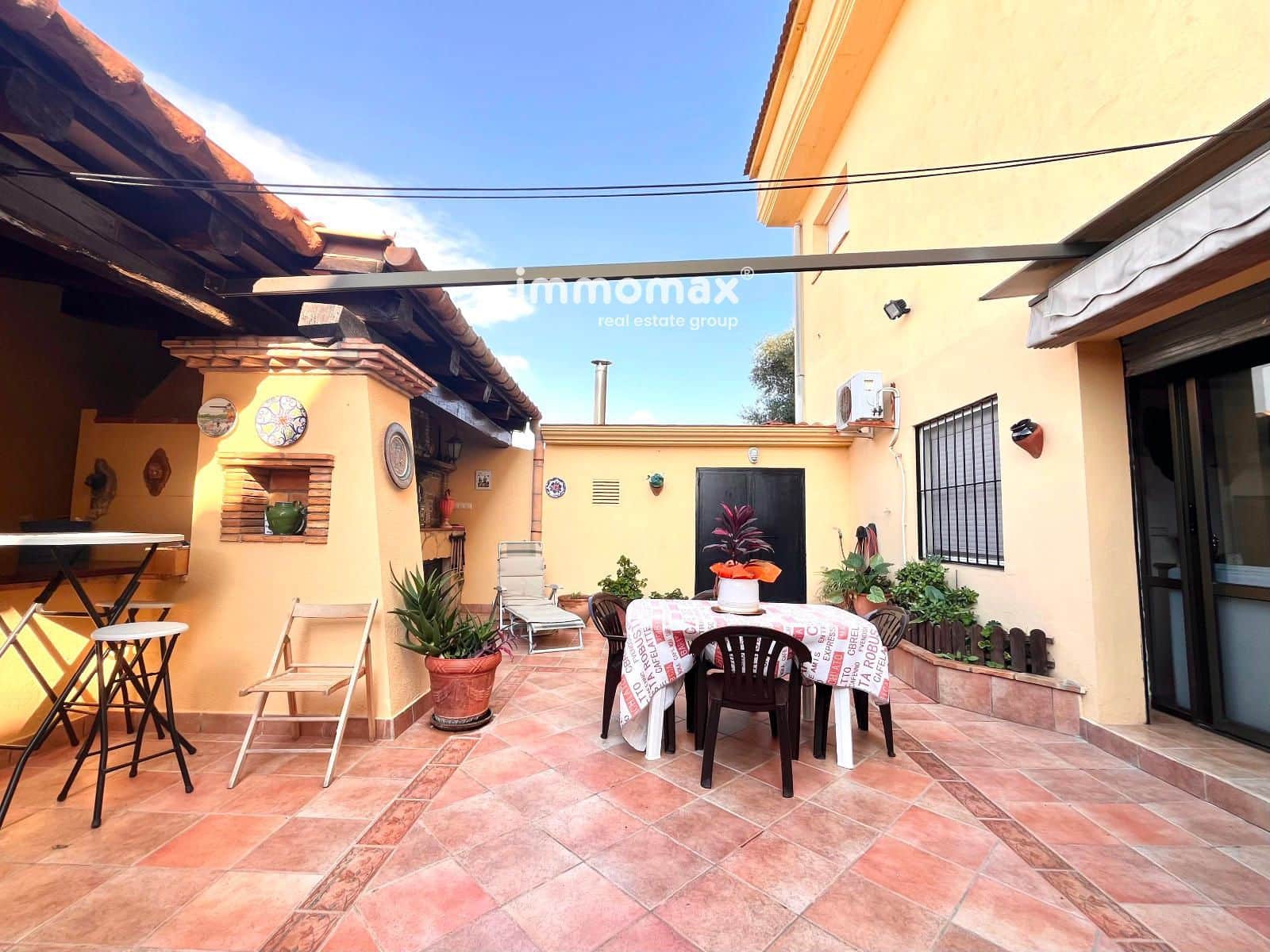 5 bedroom Townhouse for sale in Vilanova i la Geltru with garage - € 449,000 (Ref: 9340327)