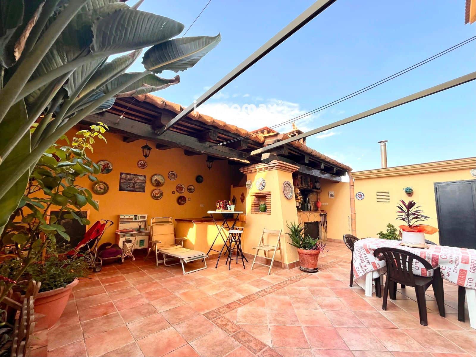 5 bedroom Townhouse for sale in Vilanova i la Geltru with garage - € 449,000 (Ref: 9340327)