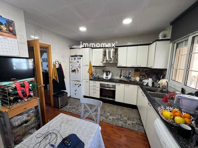 4 bedroom Villa for sale in Sant Boi de Llobregat with garage - € 450,000 (Ref: 9357880)