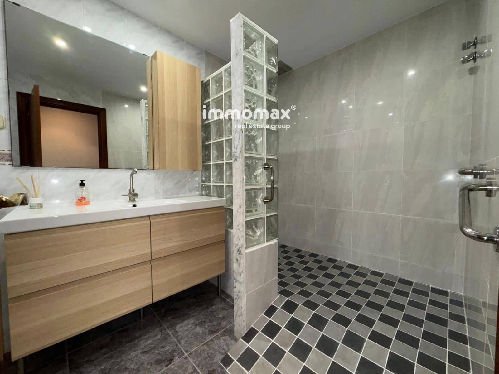 5 slaapkamer Villa te koop in Cornella de Llobregat met garage - € 920.000 (Ref: 9410243)