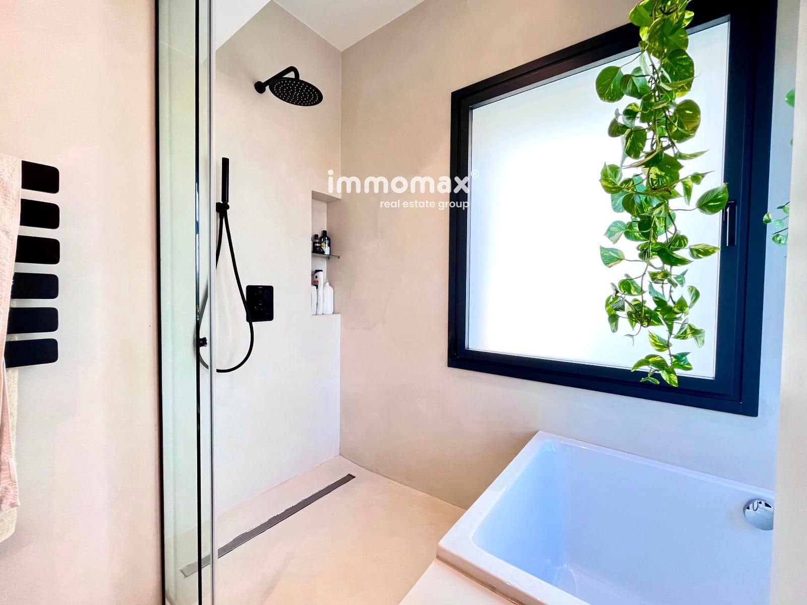 4 makuuhuone Huvila myytävänä paikassa Castelldefels mukana uima-altaan 
autotalli - 1 270 000 € (Ref: 9451403)