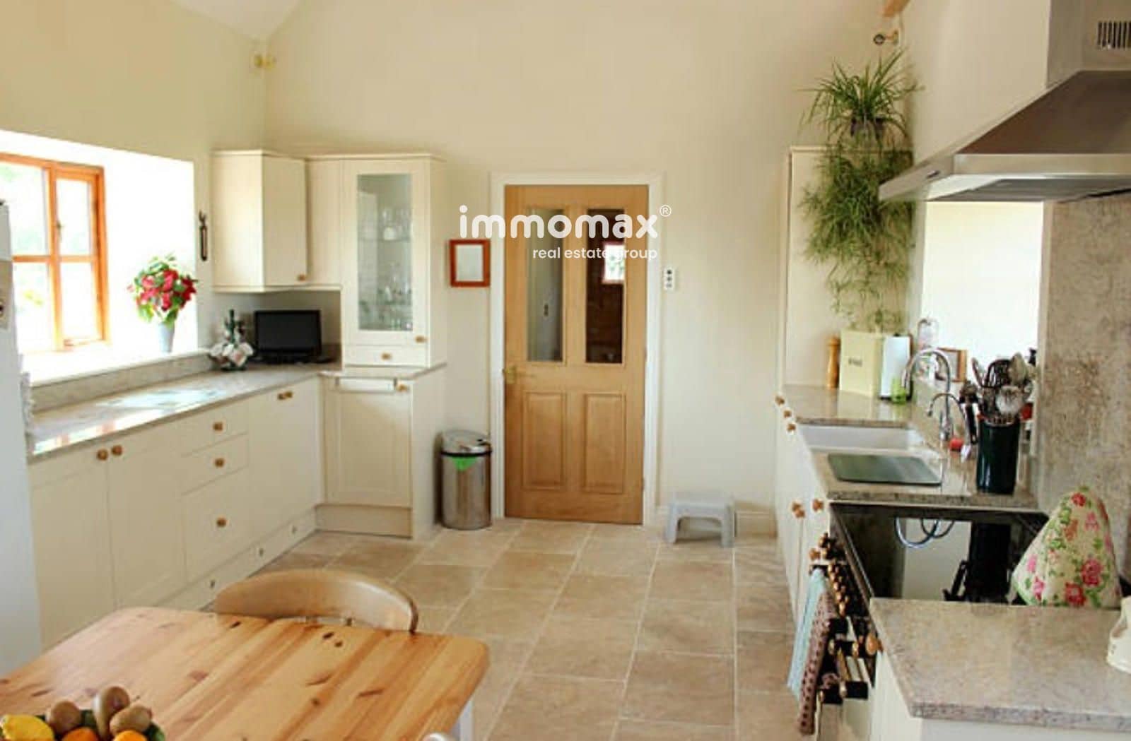 Restaurant/Bar for sale in Zaragoza city - € 1,300,000 (Ref: 9506282)