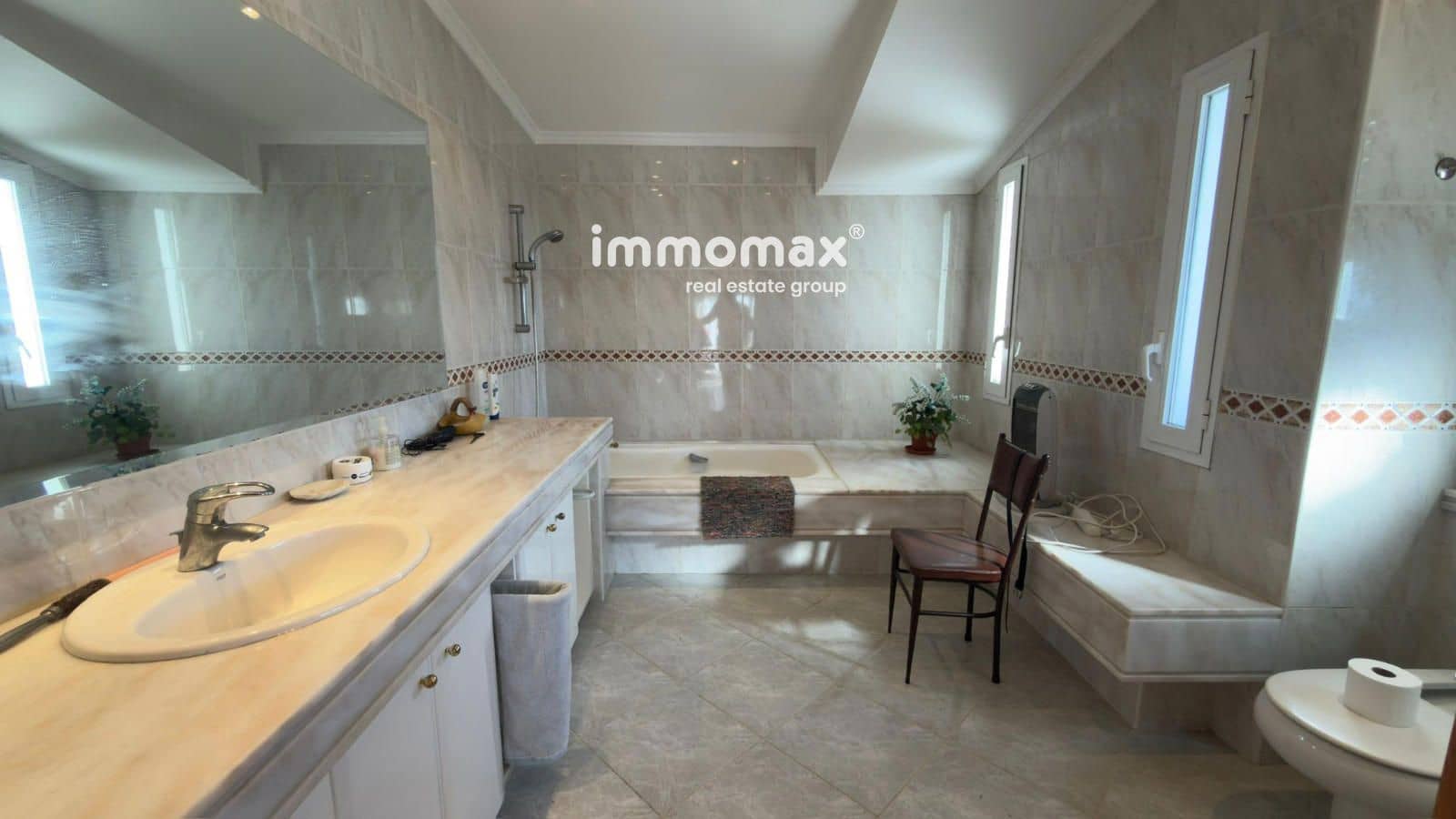 5 soveværelse Byhus til salg i Santa Eulalia de Roncana med garage - € 430.000 (Ref: 9599964)