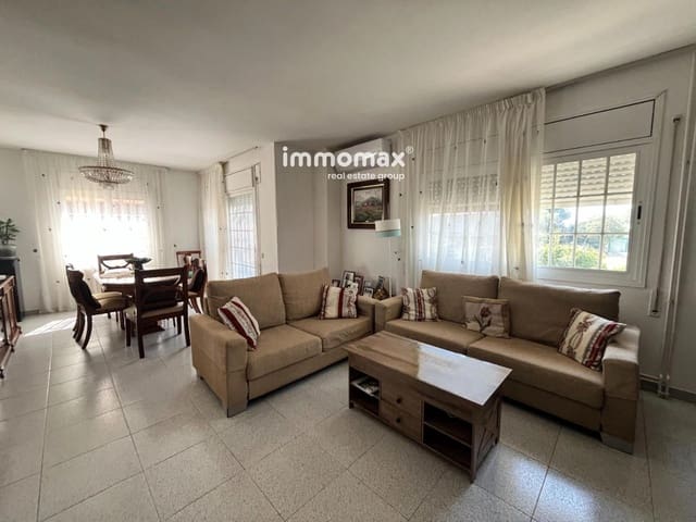 4 slaapkamer Villa te koop in Vilanova i la Geltrú met garage - € 350.000 (Ref: 9716755)