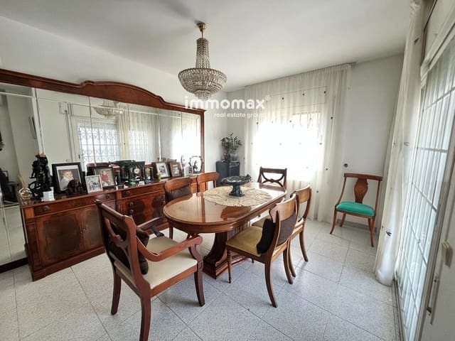 4 slaapkamer Villa te koop in Vilanova i la Geltrú met garage - € 350.000 (Ref: 9716755)