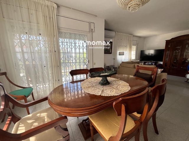 4 slaapkamer Villa te koop in Vilanova i la Geltrú met garage - € 350.000 (Ref: 9716755)