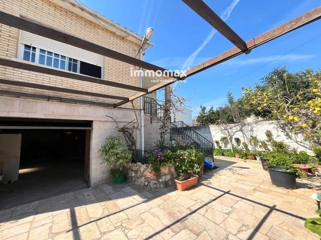 4 slaapkamer Villa te koop in Vilanova i la Geltrú met garage - € 350.000 (Ref: 9716755)
