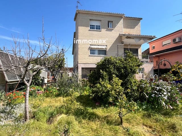 Chalet de 5 habitaciones en Vilanova i la Geltrú en venta con garaje - 350.000 € (Ref: 9716755)