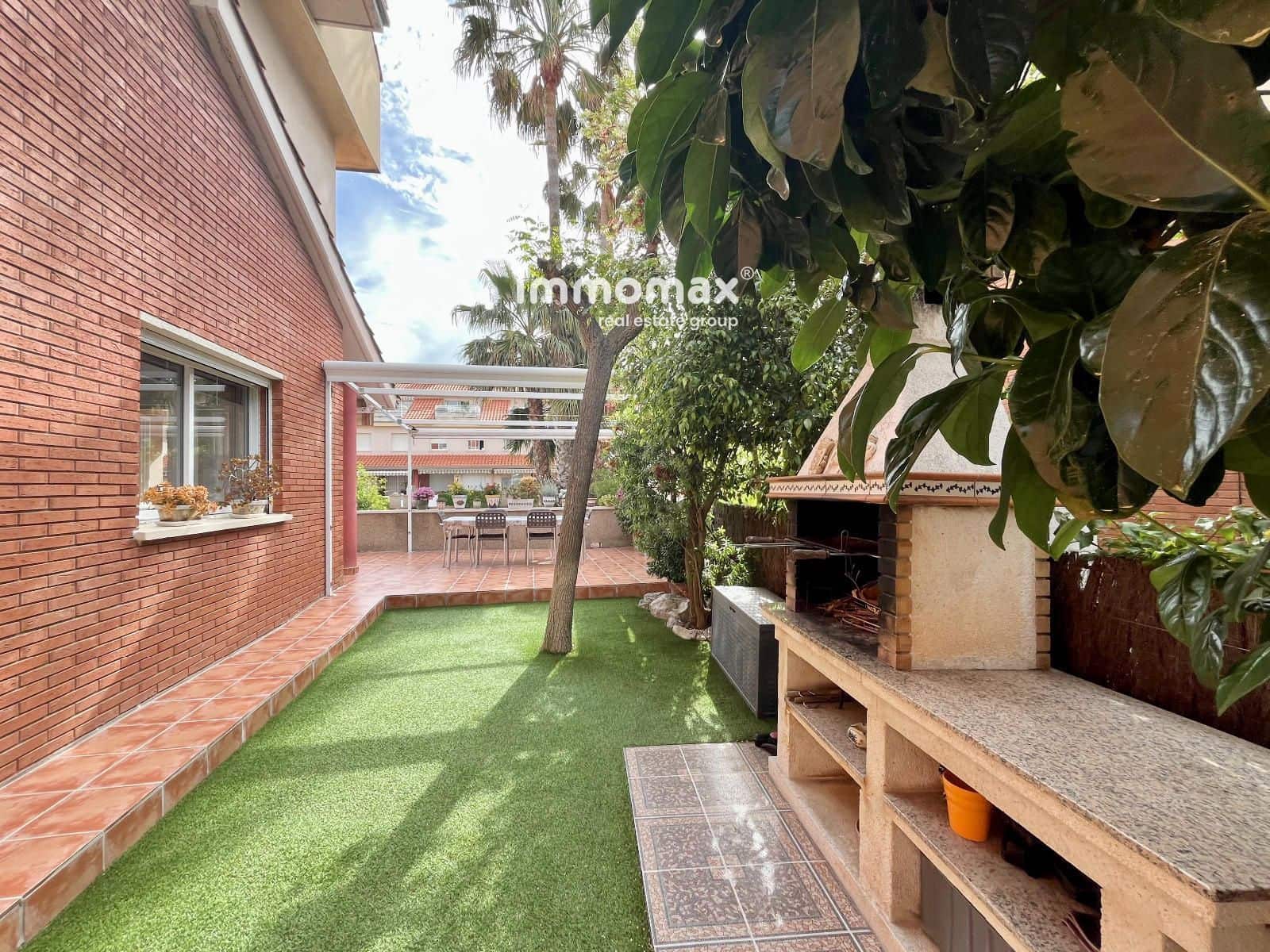 4 bedroom Townhouse for sale in Cubelles with pool garage - € 560,000 (Ref: 9833025)