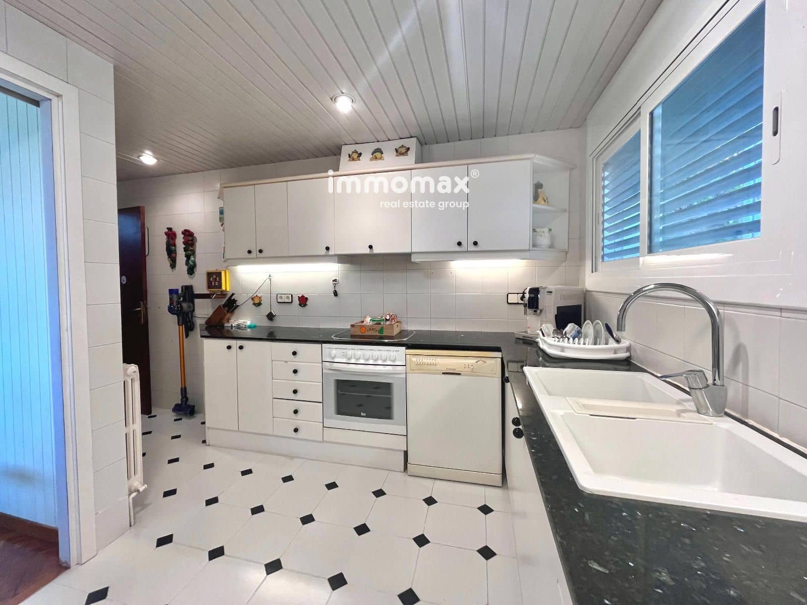 3 bedroom Villa for sale in Castelldefels with pool garage - € 1,300,000 (Ref: 9867808)