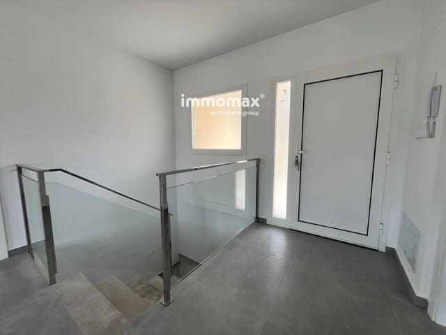 Chalet de 4 habitaciones en Cubelles en venta con garaje - 390.000 € (Ref: 9897282)