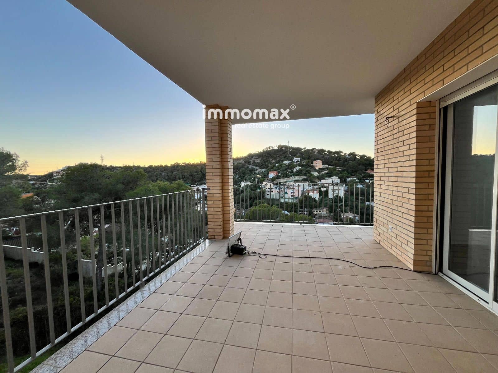 4 bedroom Villa for sale in Cubelles with garage - € 379,000 (Ref: 9897282)