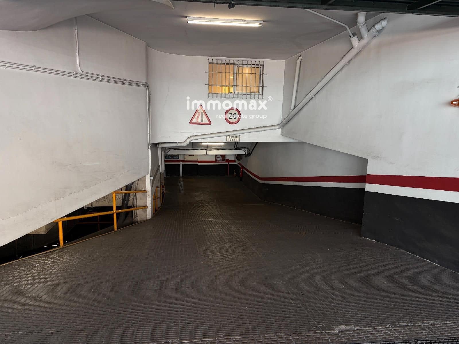 Garage til salg i Barcelona by - € 11.800 (Ref: 9944927)