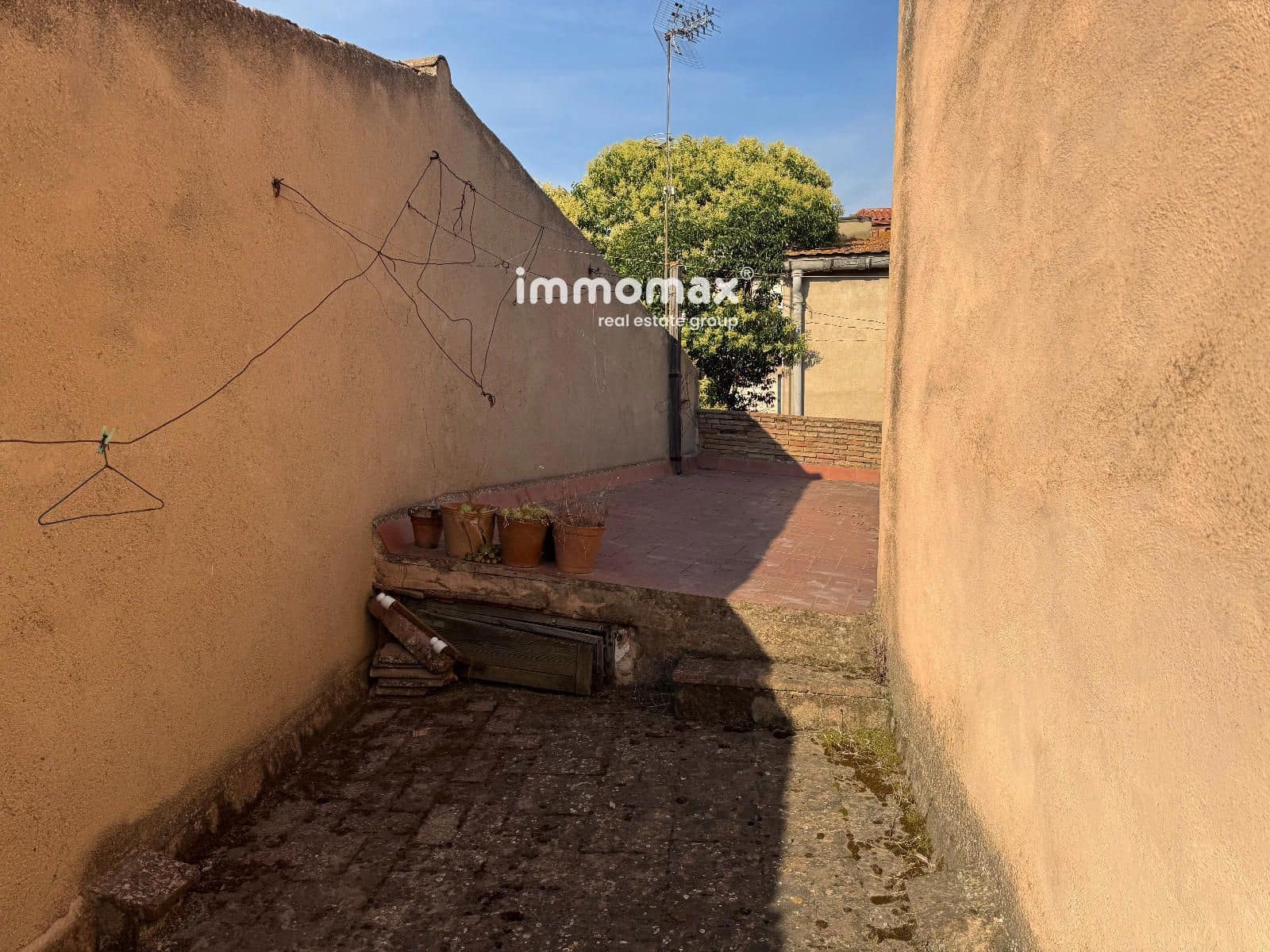 11 bedroom Townhouse for sale in Santa Eulalia de Roncana - € 390,000 (Ref: 9965690)