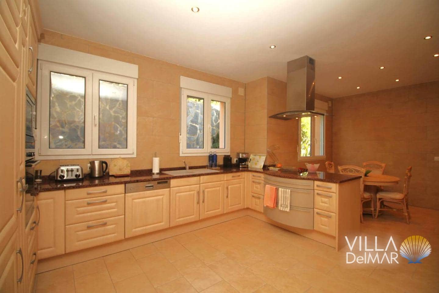 4 bedroom Villa for sale in Calpe / Calp with pool garage - € 785,000 (Ref: 8786124)