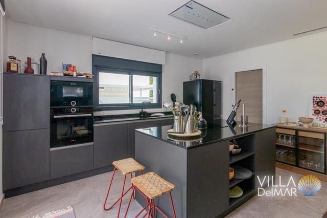 Chalet de 3 habitaciones en Dénia en venta con piscina garaje - 870.000 € (Ref: 9263971)