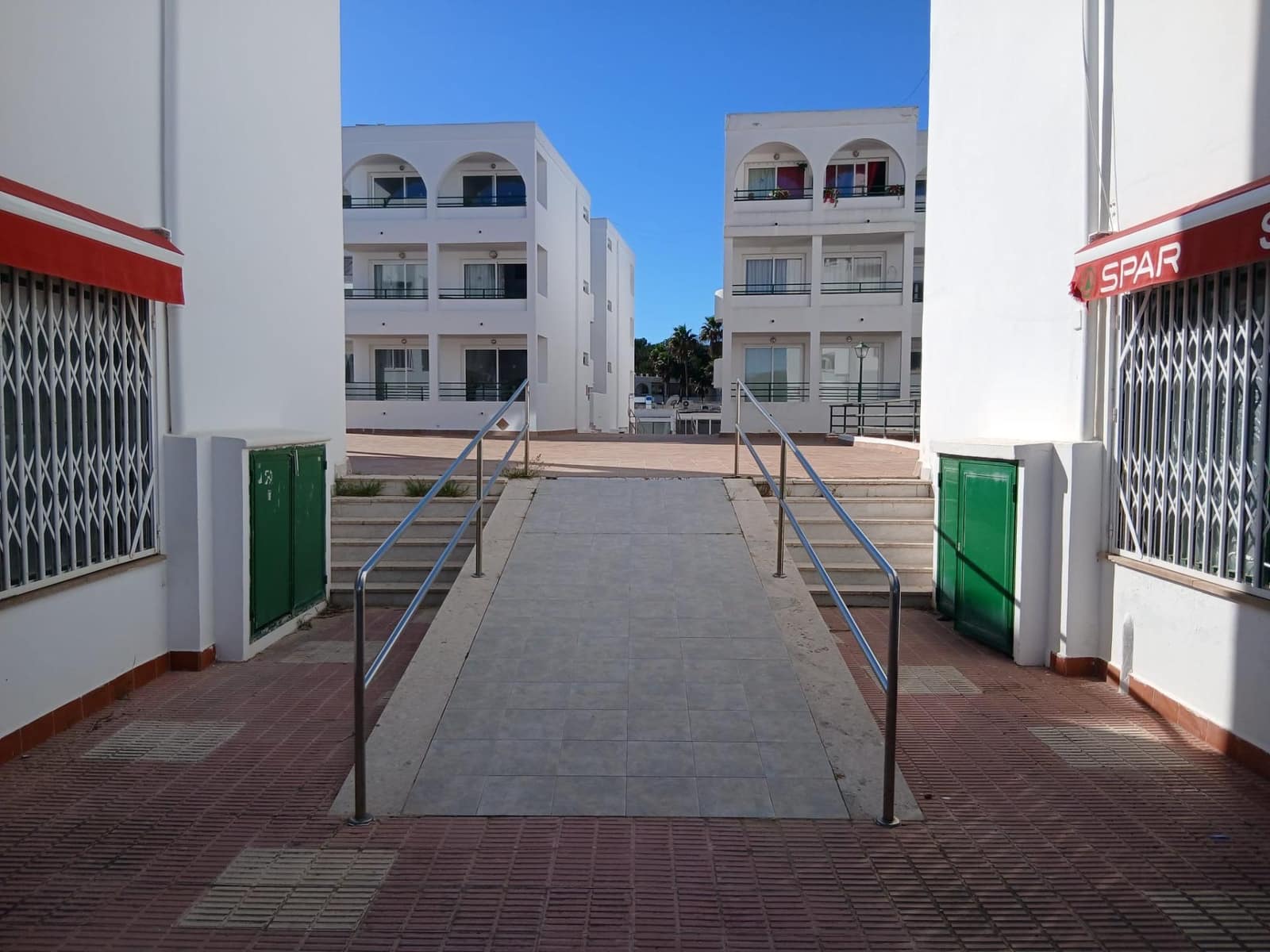 Kaupallinen myytävänä paikassa Portocolom - 265 000 € (Ref: 9627821)