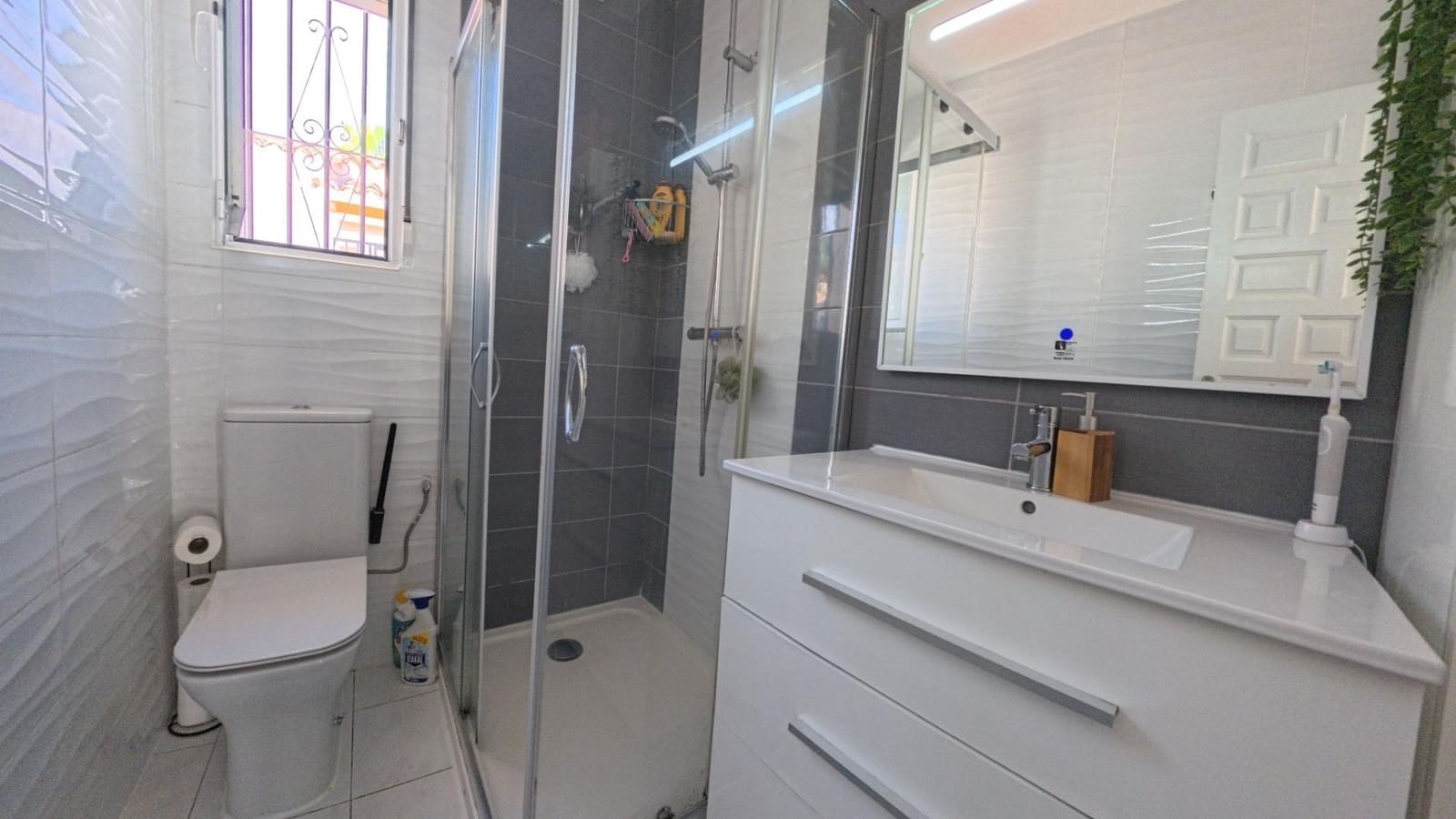 4 sypialnia Willa na sprzedaż w Alfaz del Pi / L'Alfas del Pi z basenem garażem - 525 000 € (Ref: 10131987)