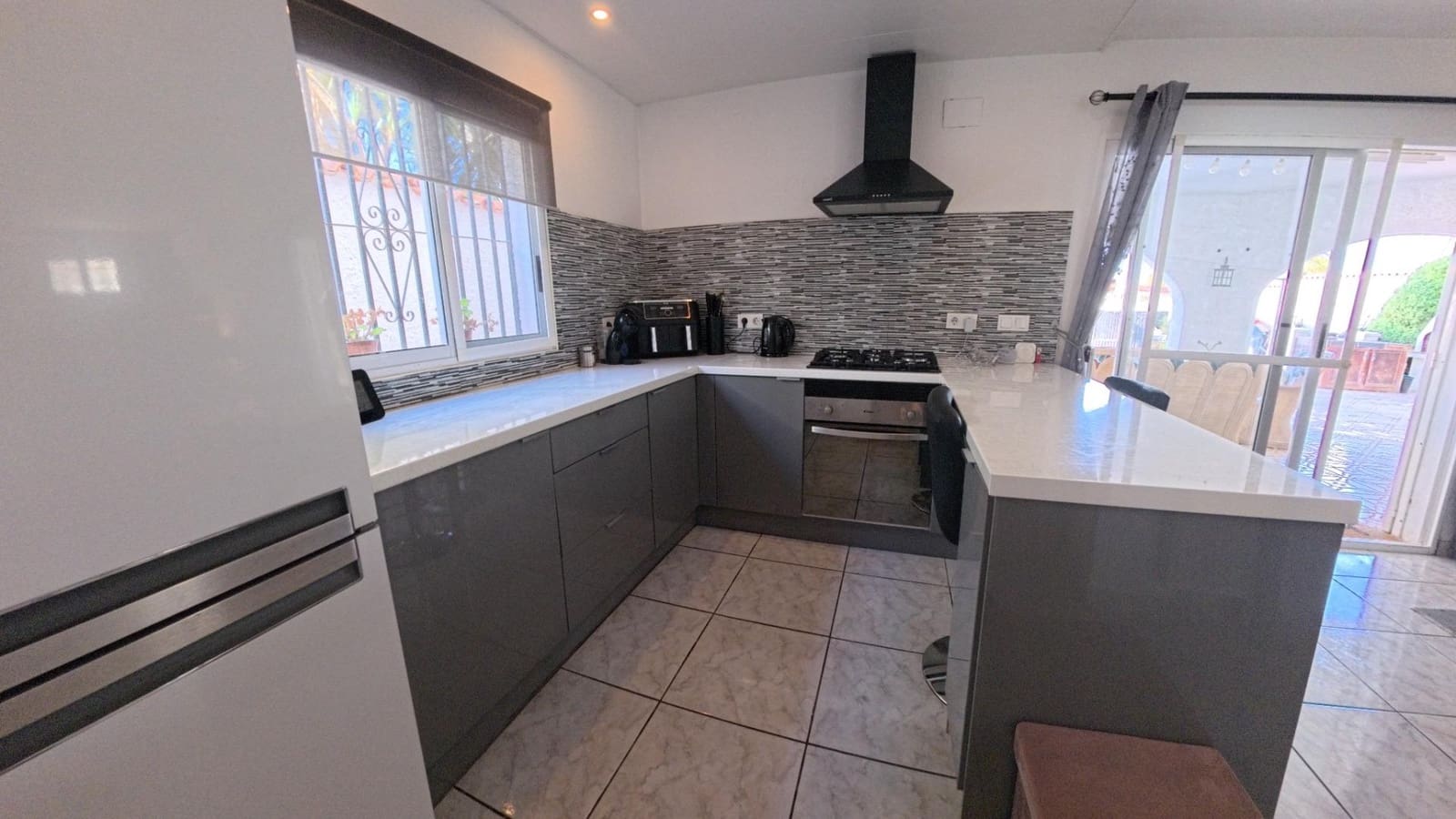 4 sypialnia Willa na sprzedaż w Alfaz del Pi / L'Alfas del Pi z basenem garażem - 525 000 € (Ref: 10131987)