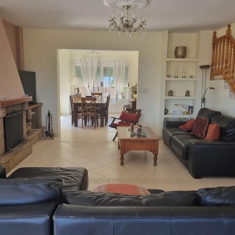 Chalet de 4 habitaciones en Polop en alquiler con piscina garaje - 3.000 € (Ref: 8059458)