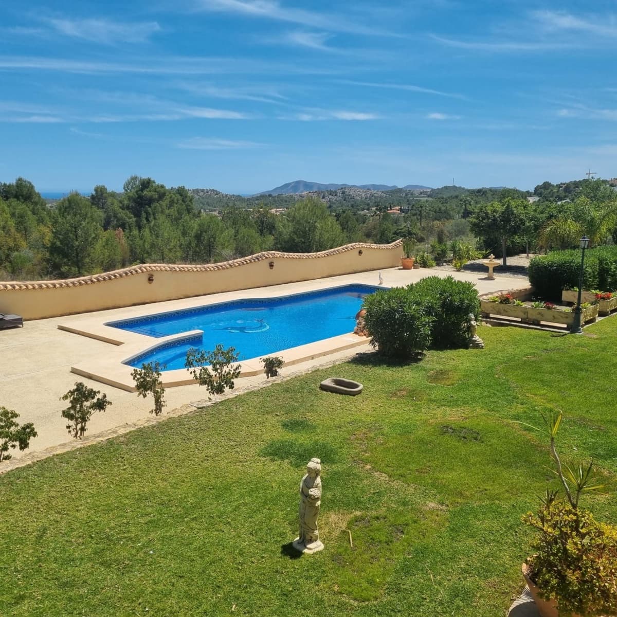 Chalet de 4 habitaciones en Polop en alquiler con piscina garaje - 3.000 € (Ref: 8059458)