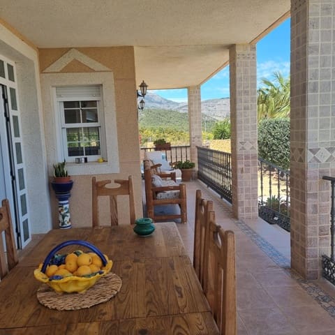 Chalet de 4 habitaciones en Polop en alquiler con piscina garaje - 3.000 € (Ref: 8059458)