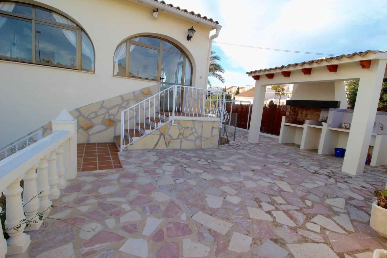 9 bedroom Villa for sale in Altea with garage - € 850,000 (Ref: 8059466)