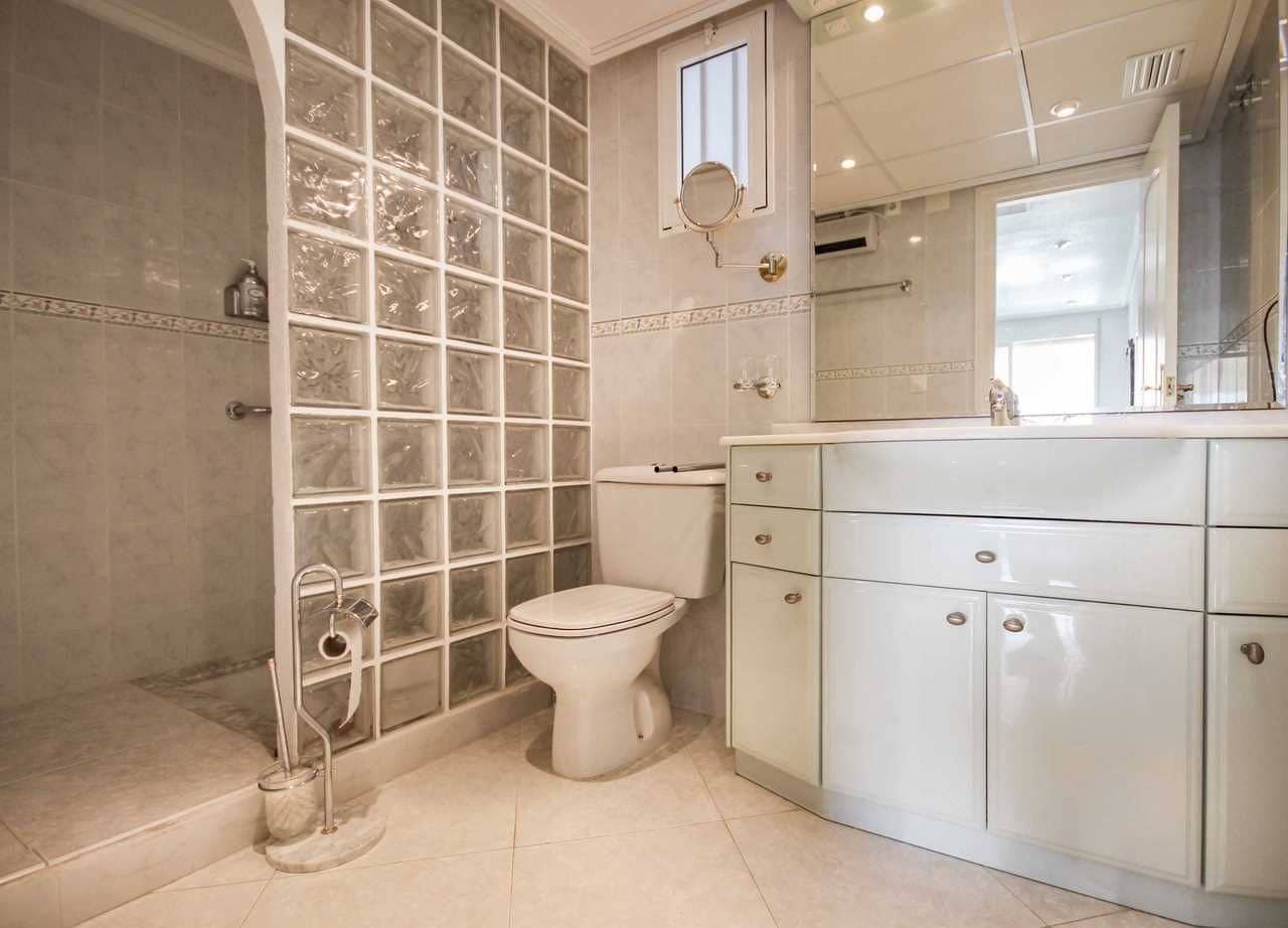 2 bedroom Apartment for sale in La Villajoyosa / Vila Joiosa with pool garage - € 399,000 (Ref: 8059477)