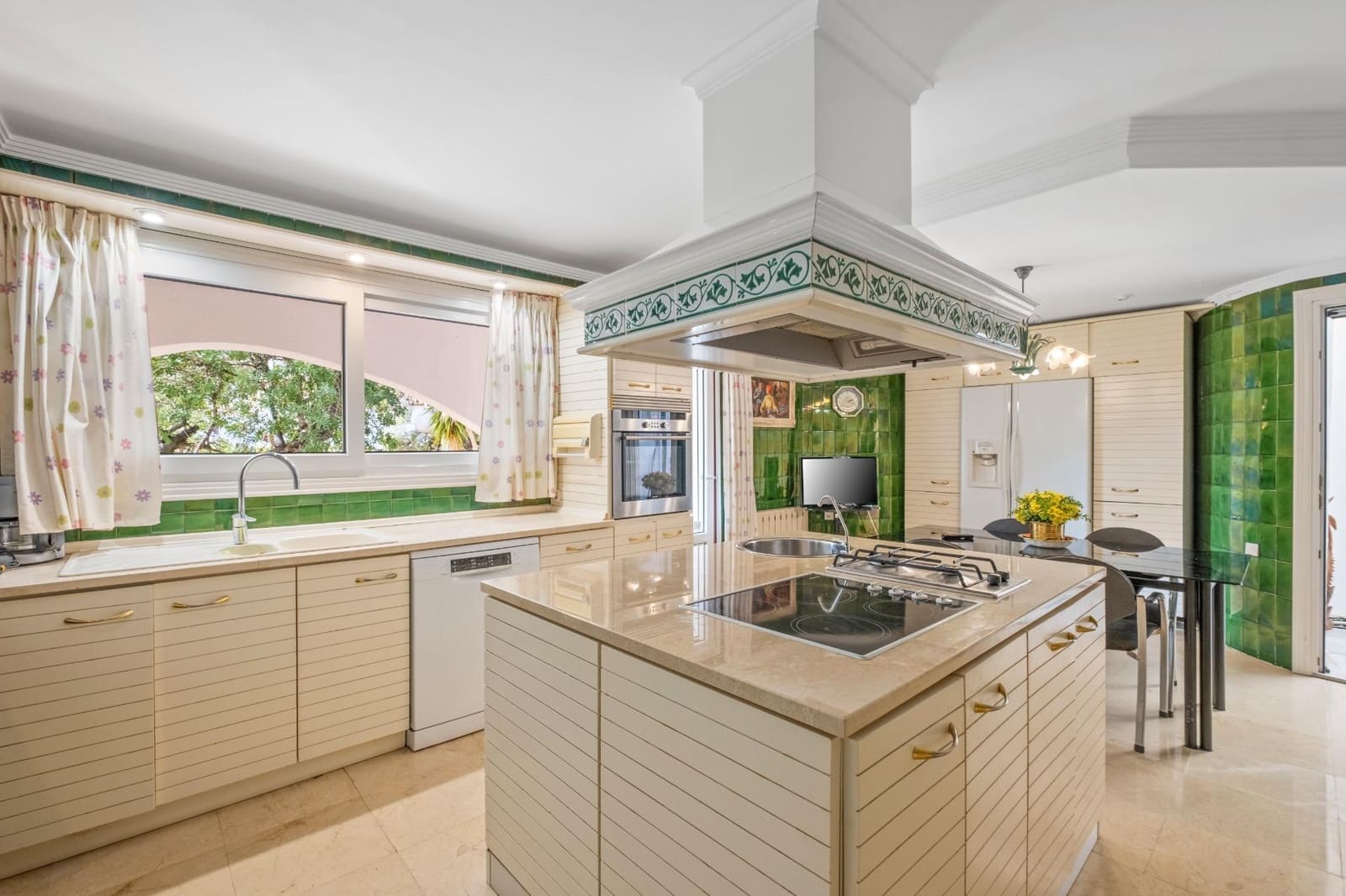 5 bedroom Villa for sale in Altea with pool garage - € 900,000 (Ref: 8059505)