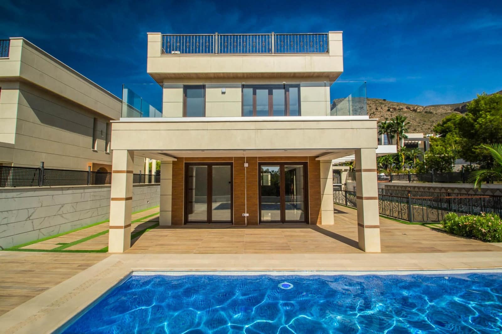 Chalet de 3 habitaciones en Finestrat en venta con piscina garaje - 800.000 € (Ref: 8059594)