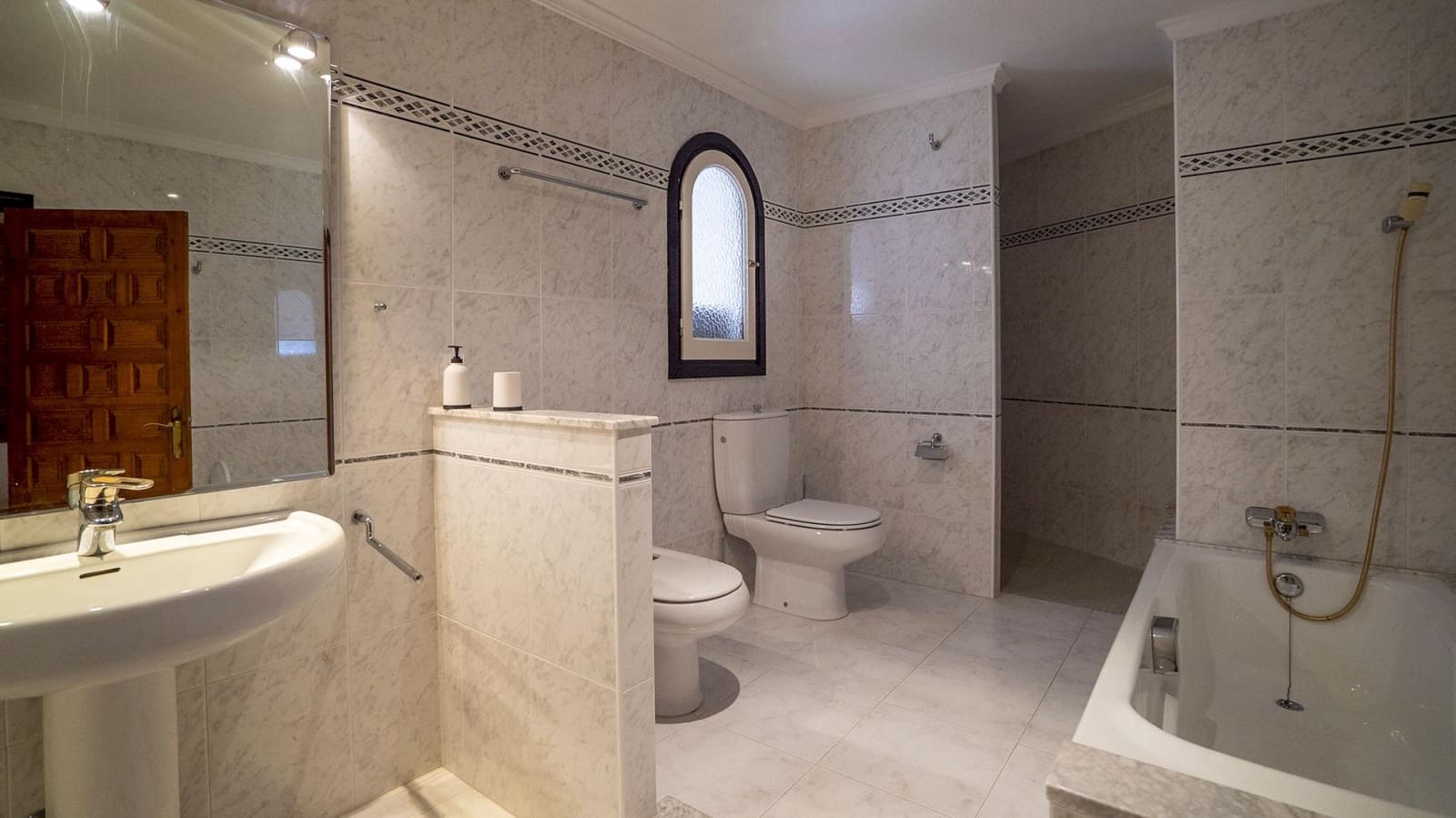 5 bedroom Villa for sale in Alfaz del Pi / L'Alfas del Pi with garage - € 945,000 (Ref: 8059617)