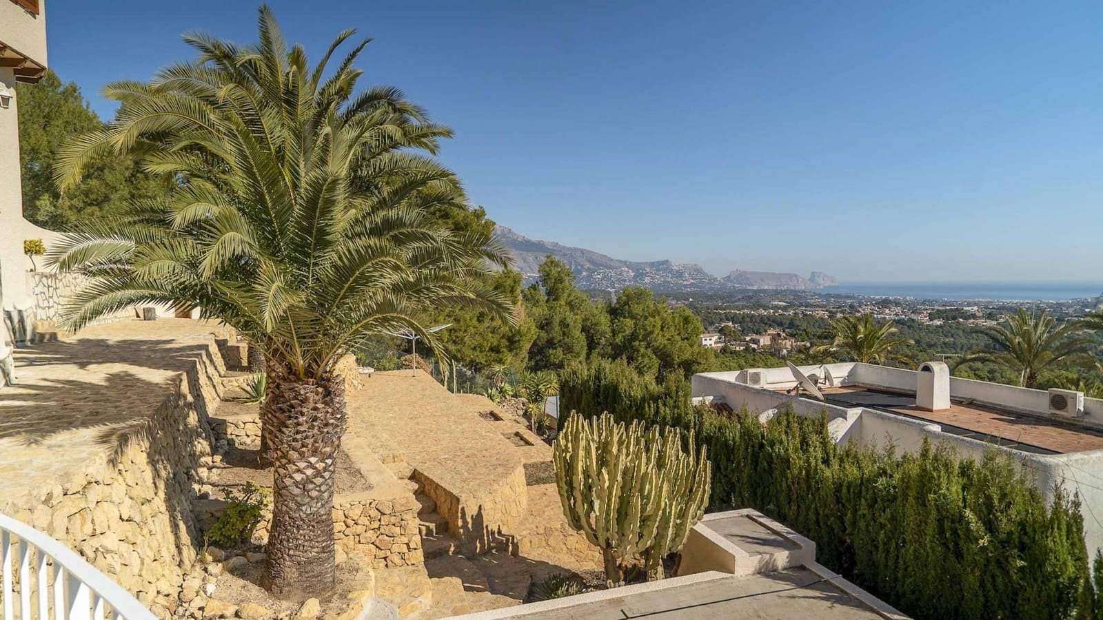 5 bedroom Villa for sale in Alfaz del Pi / L'Alfas del Pi with garage - € 945,000 (Ref: 8059617)