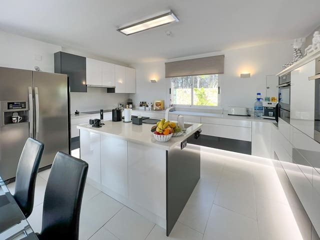 Chalet de 4 habitaciones en Polop en venta con piscina garaje - 695.000 € (Ref: 8672164)