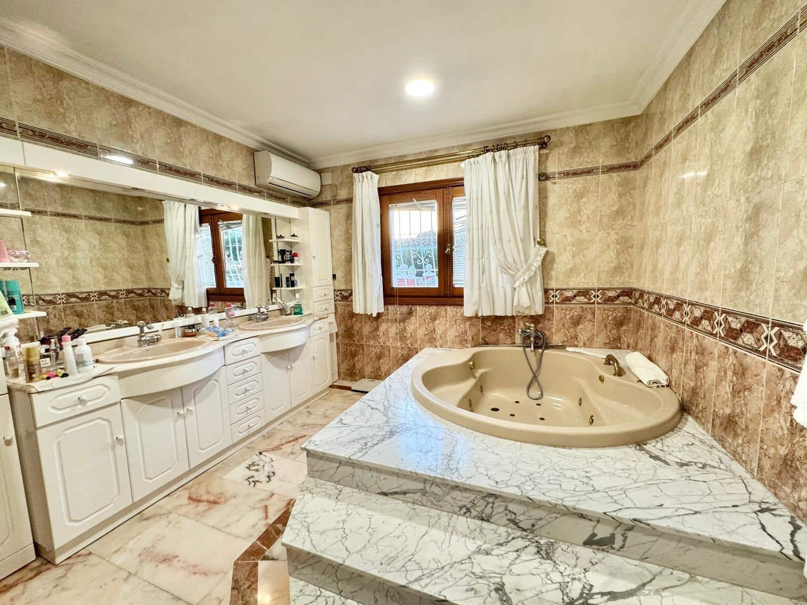 4 slaapkamer Villa te koop in Alfaz del Pi / L'Alfas del Pi met zwembad garage - € 1.200.000 (Ref: 8836549)