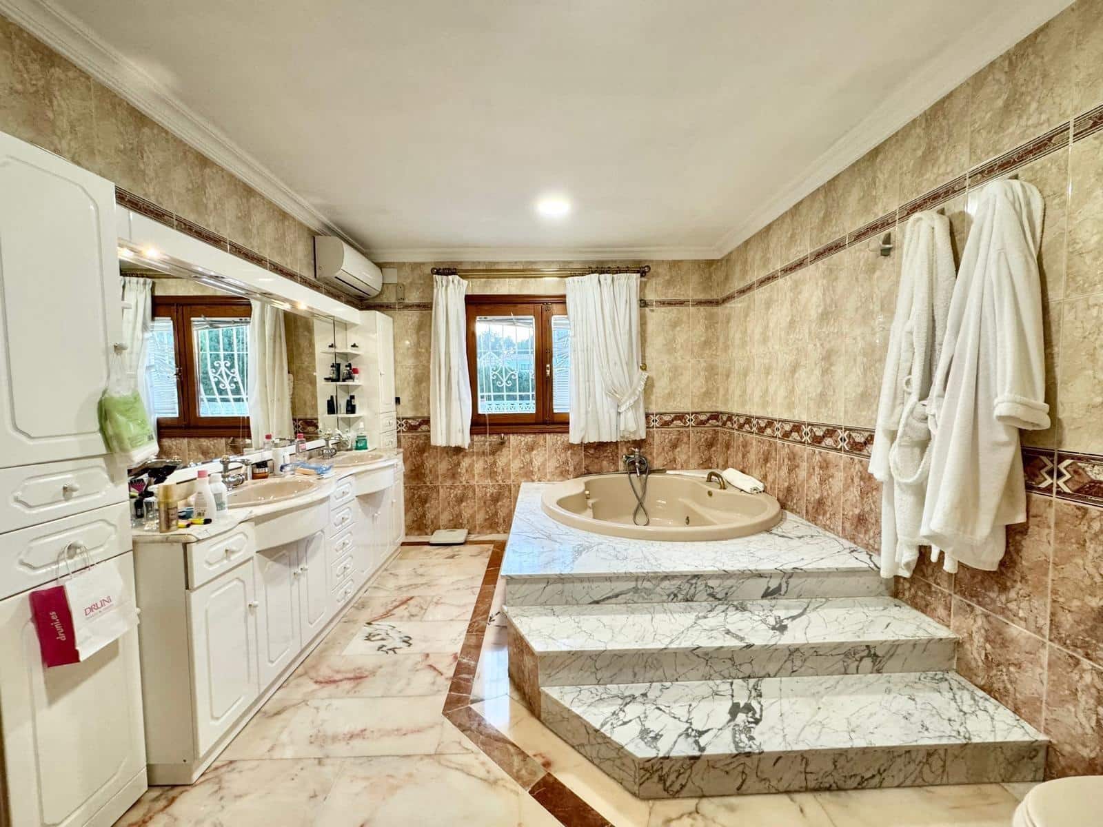 4 slaapkamer Villa te koop in Alfaz del Pi / L'Alfas del Pi met zwembad garage - € 1.200.000 (Ref: 8836549)