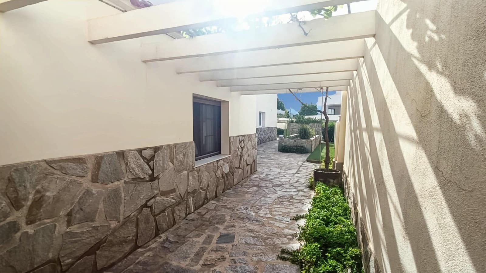 6 bedroom Villa for sale in Albir with pool garage - € 1,180,000 (Ref: 9068750)