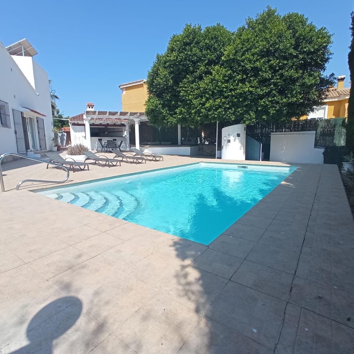 4 soverom Villa til leie i Alfaz del Pi / L'Alfas del Pi med svømmebasseng - € 2 450 (Ref: 9095162)