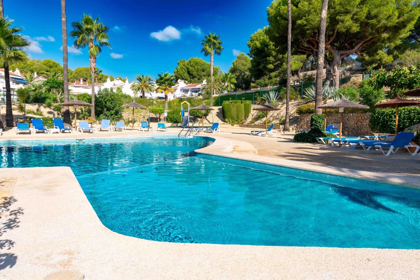 3 slaapkamer Rijtjeshuis te koop in Alfaz del Pi / L'Alfas del Pi met zwembad - € 250.000 (Ref: 9296810)