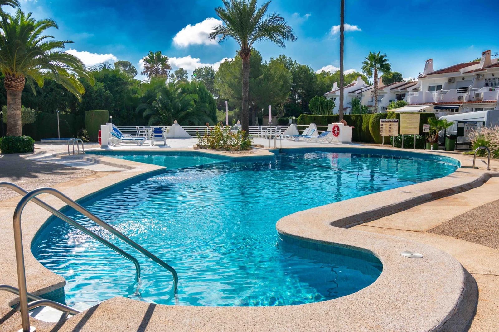 3 slaapkamer Rijtjeshuis te koop in Alfaz del Pi / L'Alfas del Pi met zwembad - € 250.000 (Ref: 9296810)