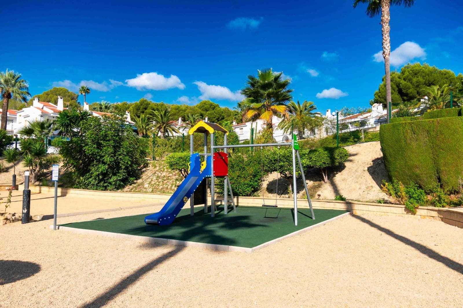 3 slaapkamer Rijtjeshuis te koop in Alfaz del Pi / L'Alfas del Pi met zwembad - € 250.000 (Ref: 9296810)