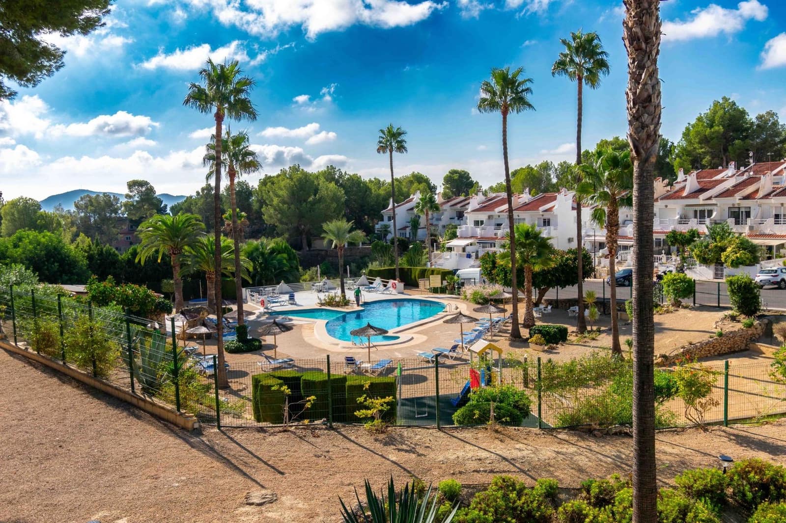 3 slaapkamer Rijtjeshuis te koop in Alfaz del Pi / L'Alfas del Pi met zwembad - € 250.000 (Ref: 9296810)