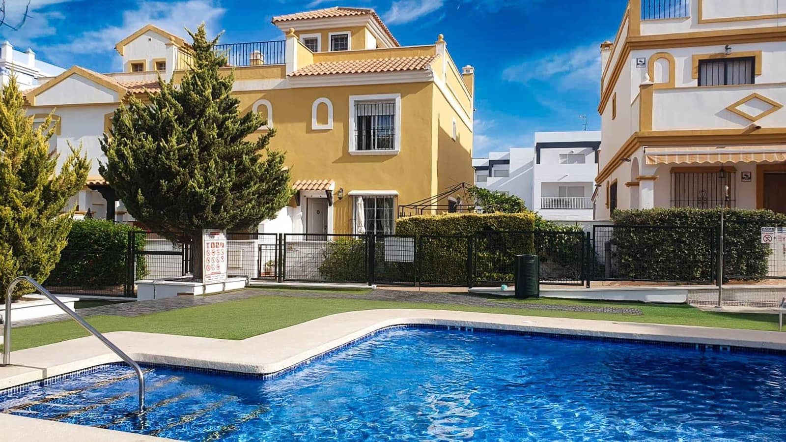 3 soveværelse Rækkehus til salg i San Juan de los Terreros med swimmingpool - € 375.000 (Ref: 9548127)