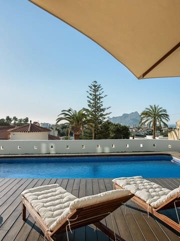 5 bedroom Villa for sale in Calpe / Calp with pool garage - € 1,490,000 (Ref: 10030642)