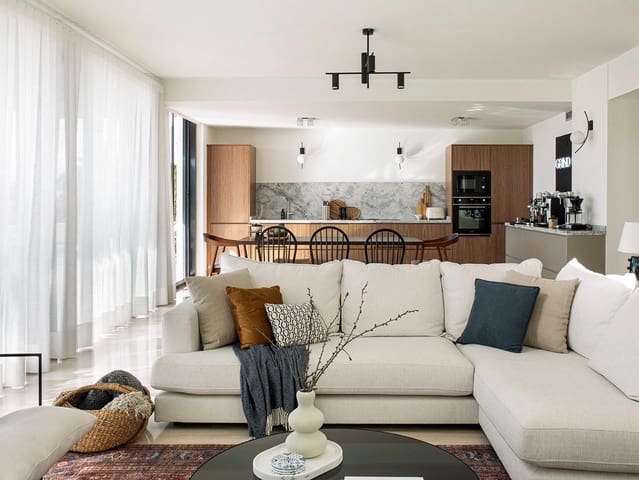 5 bedroom Villa for sale in Calpe / Calp with pool garage - € 1,490,000 (Ref: 10030642)