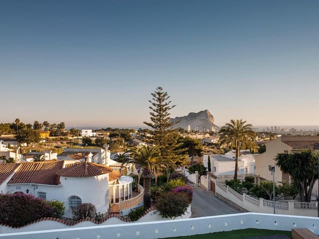 5 bedroom Villa for sale in Calpe / Calp with pool garage - € 1,490,000 (Ref: 10030642)