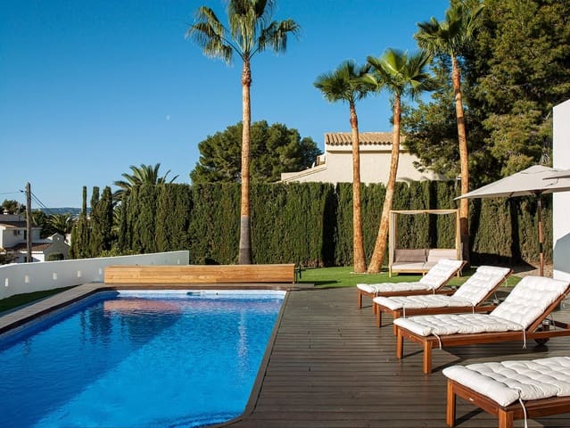 5 bedroom Villa for sale in Calpe / Calp with pool garage - € 1,490,000 (Ref: 10030642)