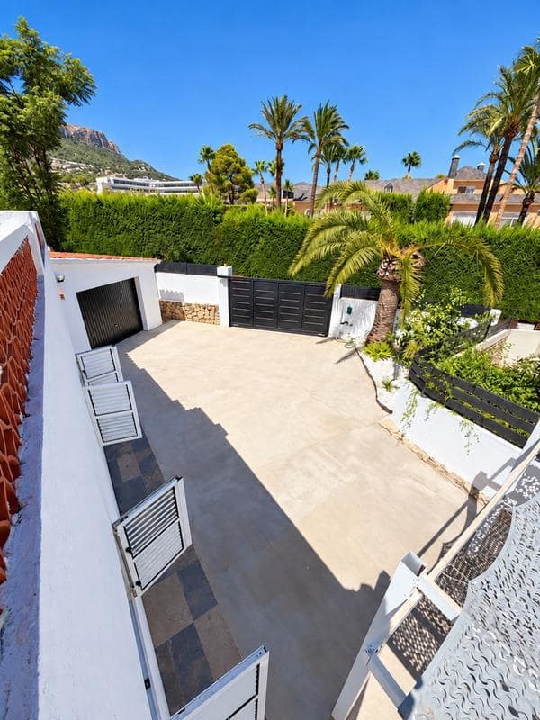 3 bedroom Villa for sale in Calpe / Calp with pool garage - € 639,000 (Ref: 10037499)
