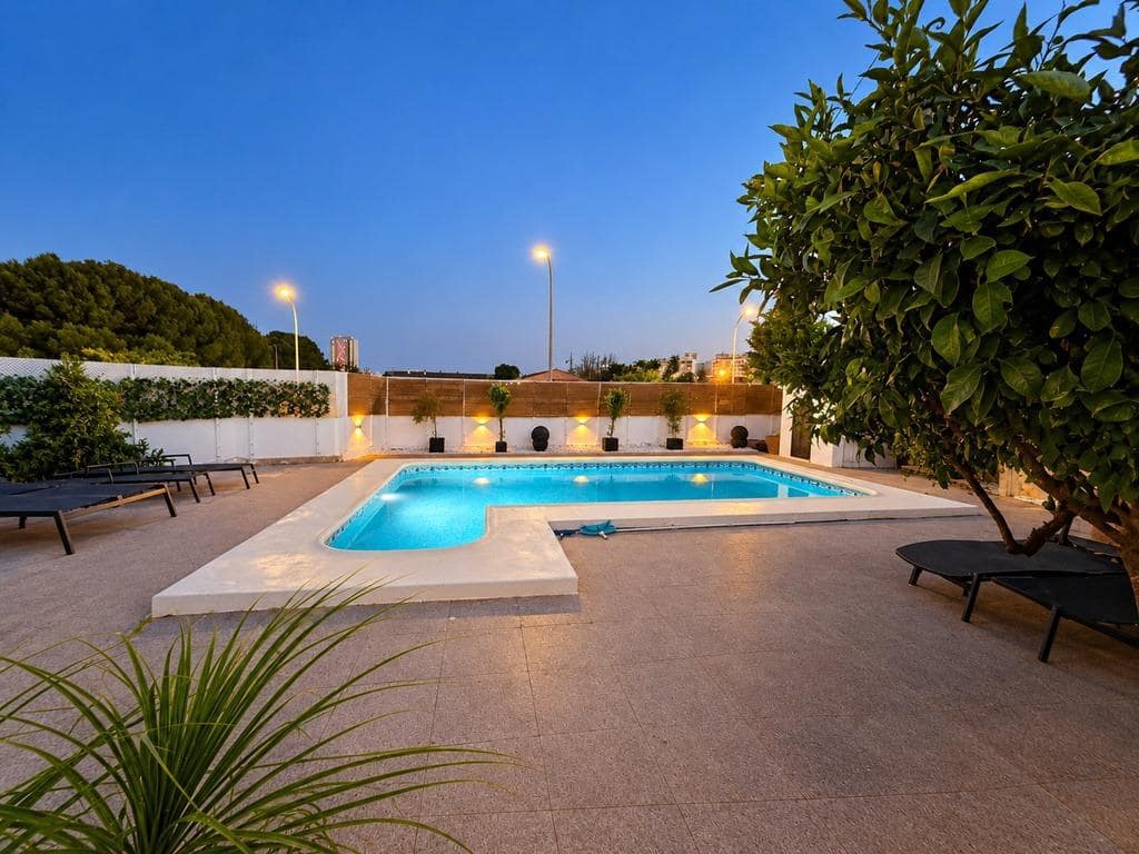 3 bedroom Villa for sale in Calpe / Calp with pool garage - € 639,000 (Ref: 10037499)