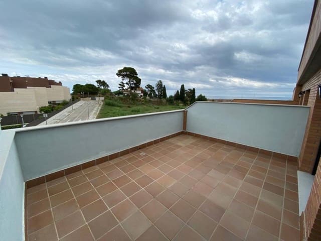 5 bedroom Semi-detached Villa for sale in Sant Andreu de Llavaneres with garage - € 575,000 (Ref: 9108168)