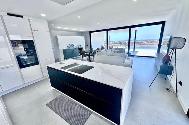 3 quarto Moradia para venda em Costa Teguise, Teguise com piscina garagem - 880 000 € (Ref: 10031086)